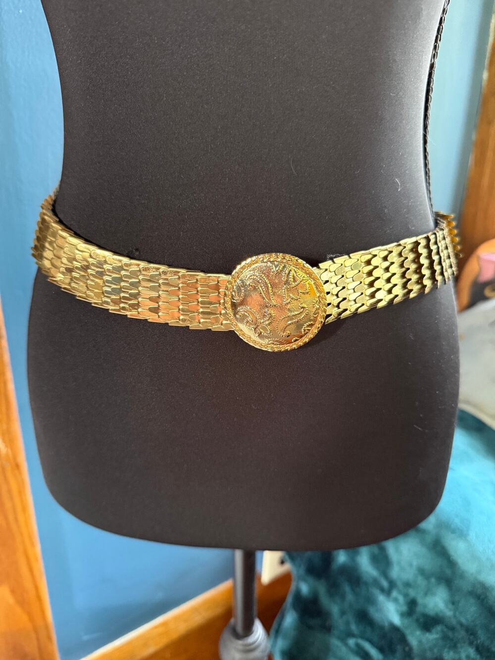 Retro 1990s Gold Tone Fish Scale Elastic Belt Textured Coin Buckle Wide Cinch